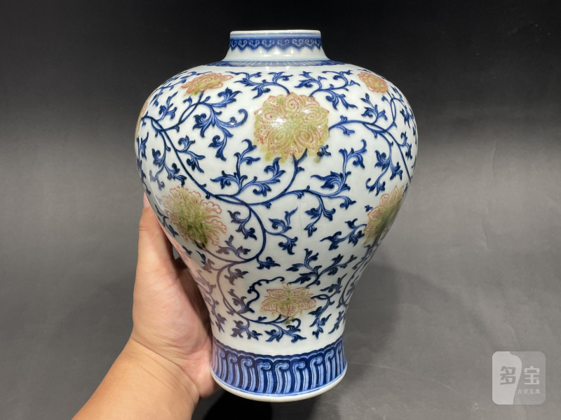 清乾隆 青花釉里红缠枝花卉纹梅瓶 - 图3
